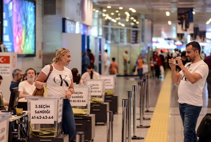 Atatürk Havalimanı’nda Oy Kullanma İşlemi Devam Ediyor