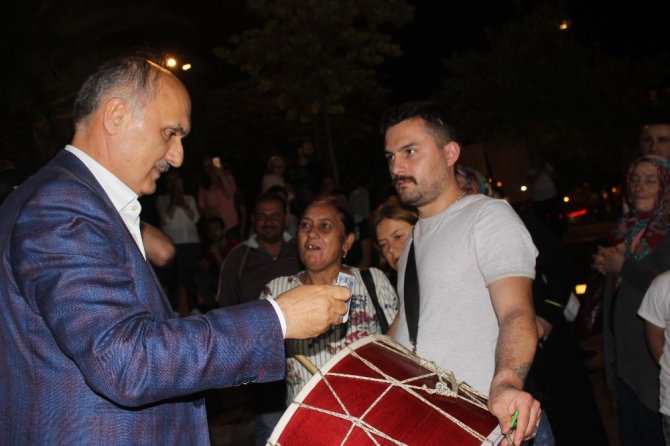 Son Sahuru Davulcularla Yaptılar
