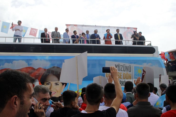 Akşener Yağmur Nedeniyle Mitingi Yarıda Kesti