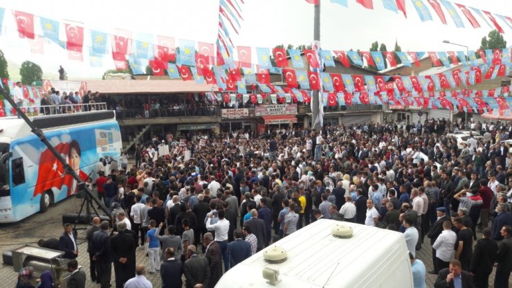 Akşener Yağmur Nedeniyle Mitingi Yarıda Kesti