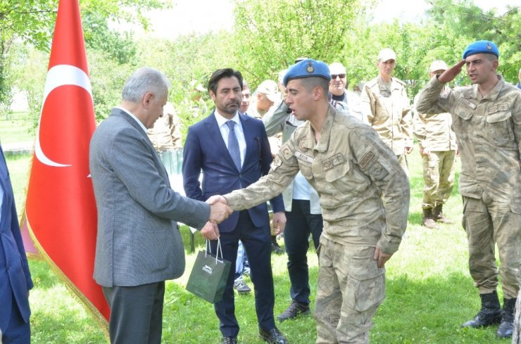 Başbakan Yıldırım Mehmetçikle Kahvaltıda Bir Araya Geldi