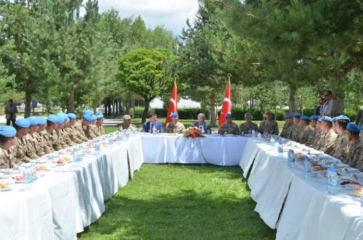 Başbakan Yıldırım Mehmetçikle Kahvaltıda Bir Araya Geldi