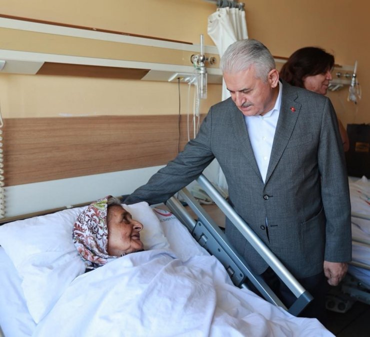 Başbakan’dan Hastalara Bayram Ziyateri
