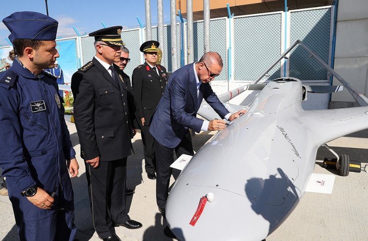 Cumhurbaşkanı Erdoğan İnsansız Hava Aracına İmzasını Attı