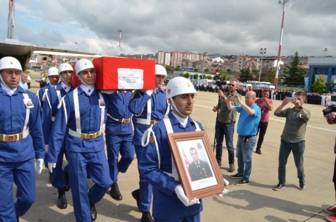 Şehit Uzman Çavuş Bahattin Baştan’ın Cenazesi Askeri Uçakla Trabzon’a Getirildi