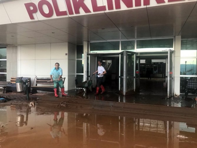 Giresun’da Sağanak Yağış Sonrası Hastaneyi Su Bastı