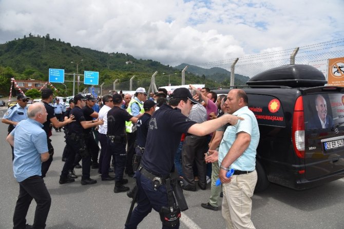 Ordu-giresun Havaalanı’nda Taksiciler İle Polis Arasında Gerginlik