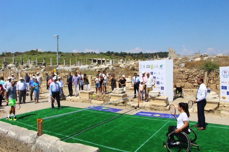 2700 Yıllık Tarihi Perge’nin Surları Arasında İlk Tenis Maçı