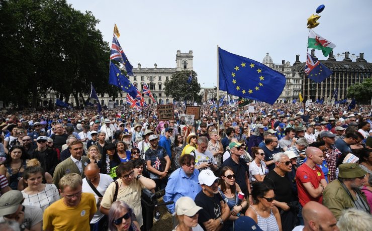 Brexit Karşıtı Binlerce Kişi Sokağa Döküldü
