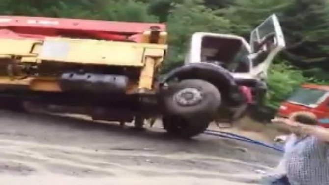 Beton Pompası Dereye Yuvarlandı