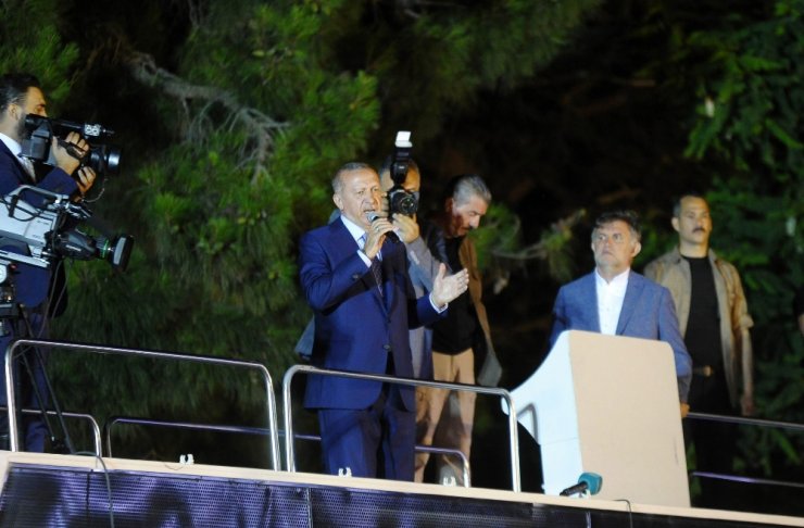 Erdoğan Huber Köşkü Önündeki Kalabalığa Seslendi