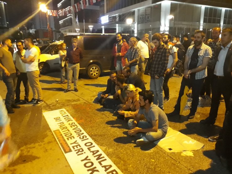 Chp Genel Merkezi Önündeki Eylem Sürüyor