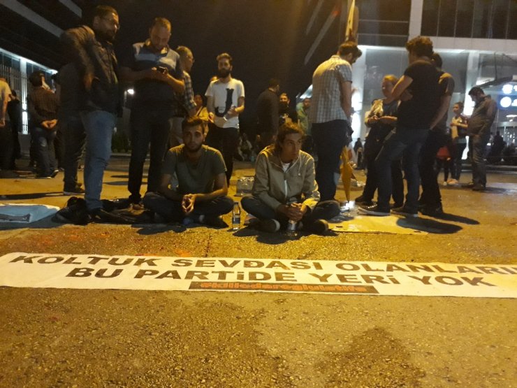 Chp Genel Merkezi Önündeki Eylem Sürüyor