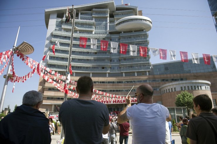 Oturma Eylemi Sona Erdi: Bu Kez Destek İçin Toplandılar
