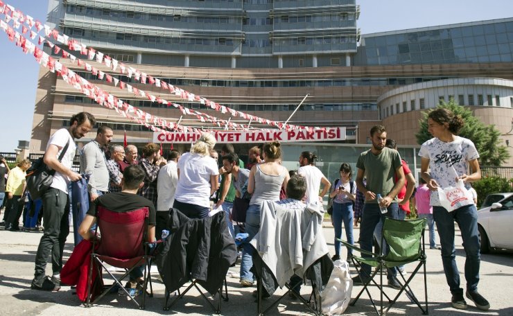 Oturma Eylemi Sona Erdi: Bu Kez Destek İçin Toplandılar