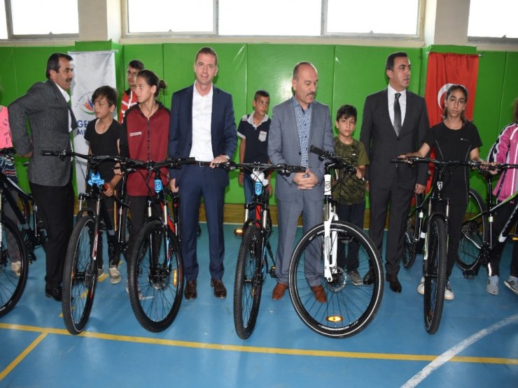 Yüksekova İlk Tenis Kortuna Kavuştu