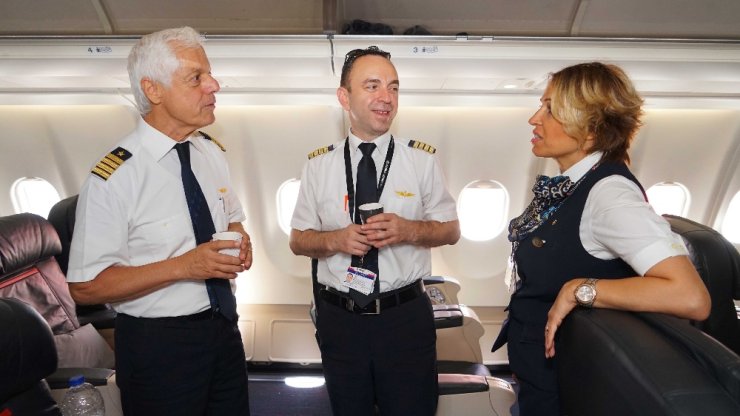 45 Yıllık Uçuş Kariyerini Pilot Oğluyla Noktaladı