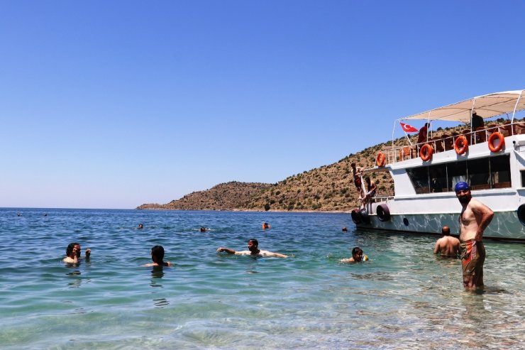 Van Gölü’nün Enfes Koyları Ziyaretçilerini Bekliyor