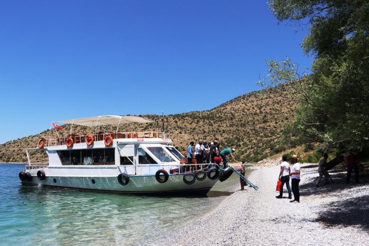 Van Gölü’nün Enfes Koyları Ziyaretçilerini Bekliyor