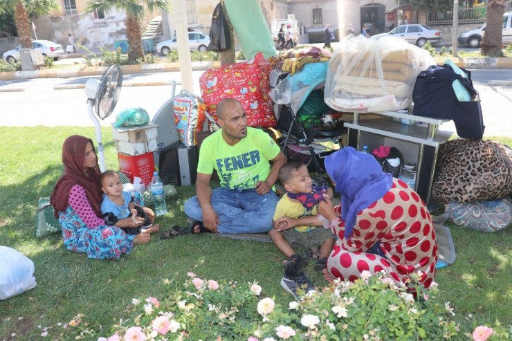 Kirayı Ödemeyince İki Eşi Ve 3 Çocuğuyla Sokakta Kaldı