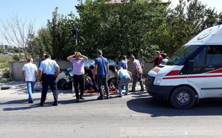 Yolcu Otobüsüyle Otomobil Çarpıştı: 2 Ölü, 1 Yaralı