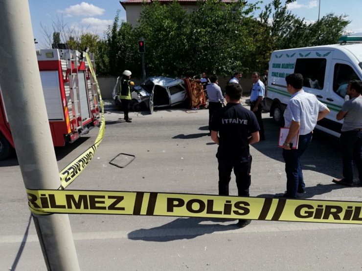 Yolcu Otobüsüyle Otomobil Çarpıştı: 2 Ölü, 1 Yaralı