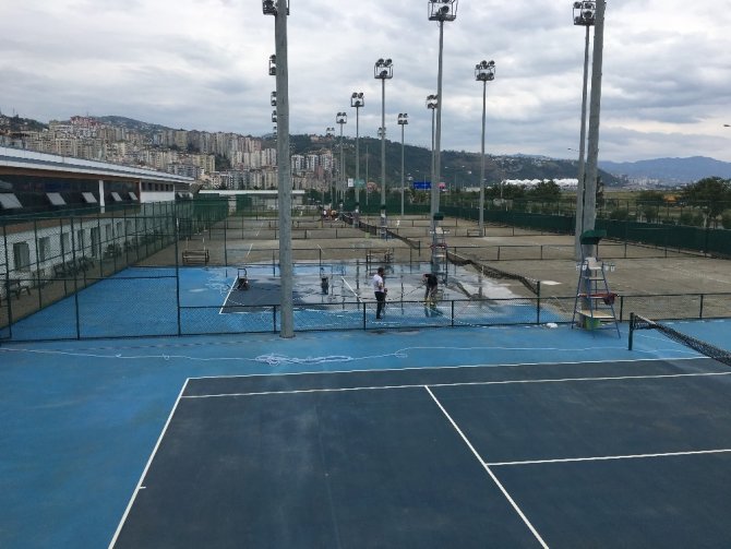 Tenis Kortlarında Yaz Temizliği