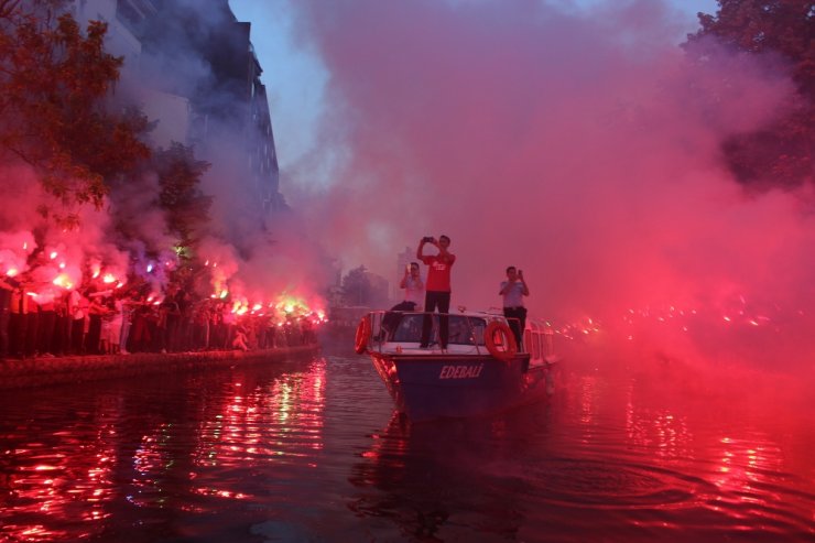 Es Es "53" Yaşında