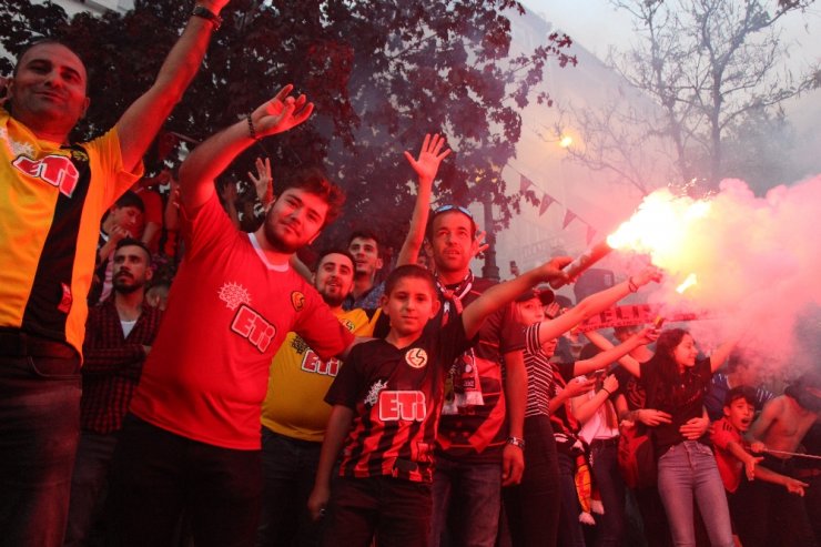 Es Es "53" Yaşında