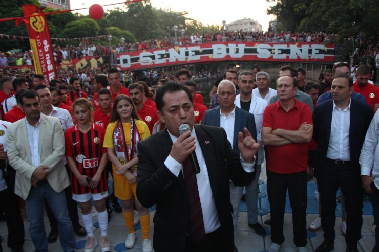 Es Es "53" Yaşında