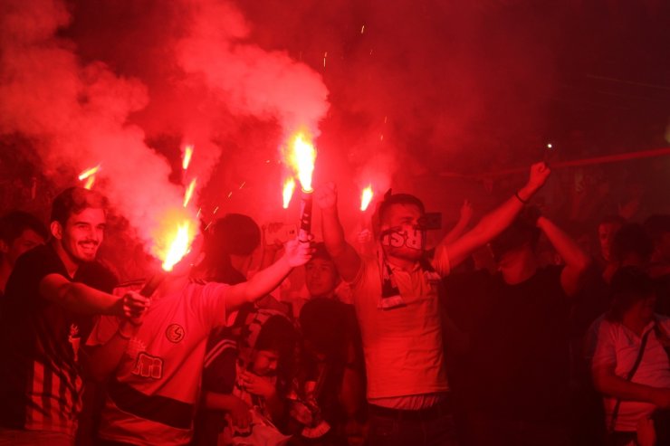 Es Es "53" Yaşında
