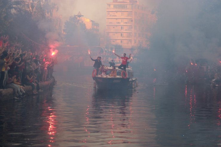 Es Es "53" Yaşında