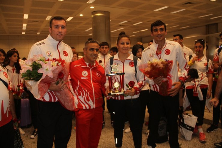 Şampiyonlar Yurda Döndü