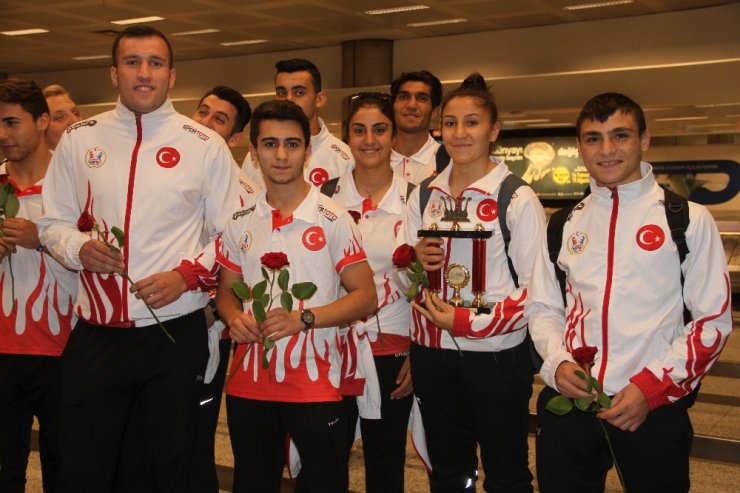 Şampiyonlar Yurda Döndü