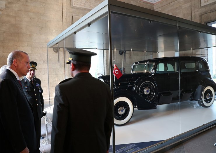 Atatürk’ün Restore Edilen Otomobilini İnceledi