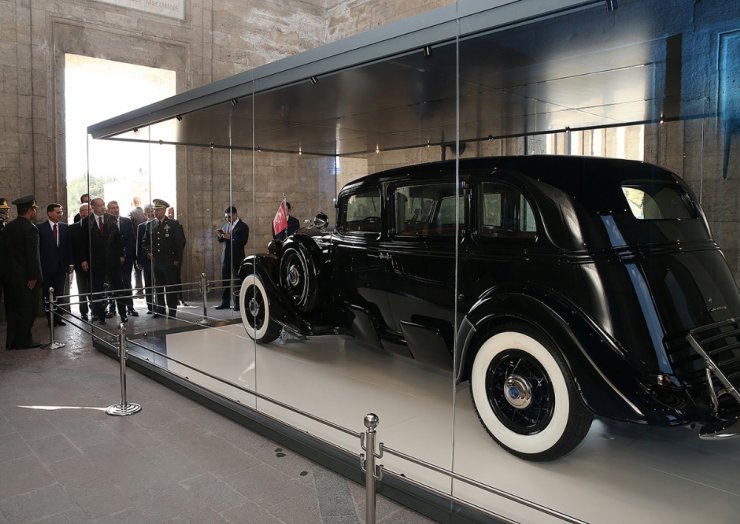 Atatürk’ün Restore Edilen Otomobilini İnceledi