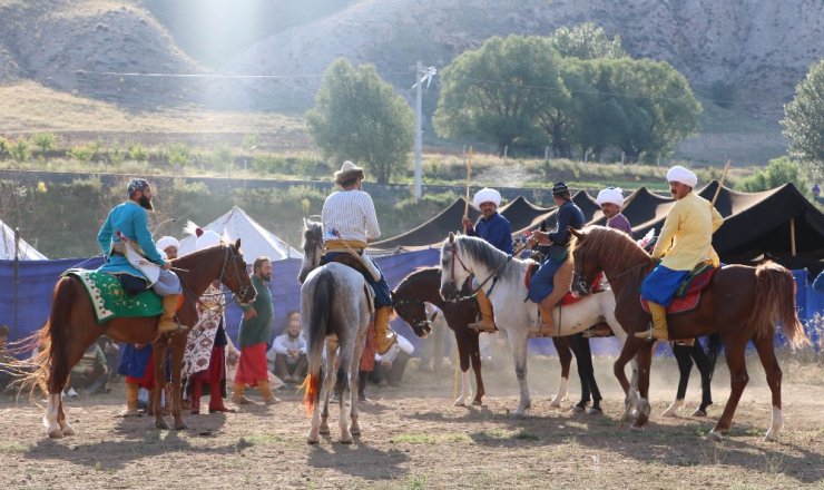 Türk Gelenek Ve Görenekleriyle Dünya Evine Girdiler