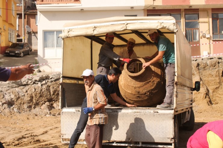 Tarihi Caminin Hafriyatında Dev Küp Bulundu