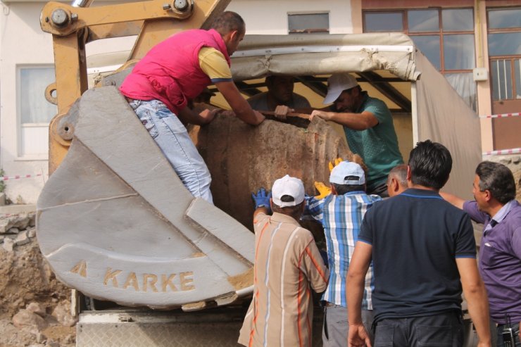 Tarihi Caminin Hafriyatında Dev Küp Bulundu