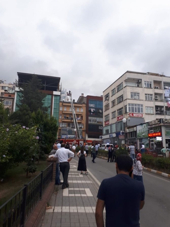Trabzon’da Bir Binanın Çatı Katında Çıkan Yangın Paniğe Neden Oldu