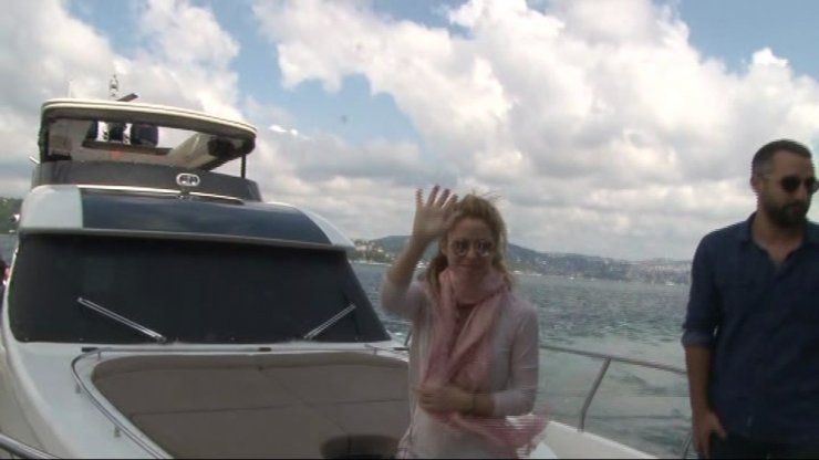 Shakira Tekneyle Boğaza Açıldı
