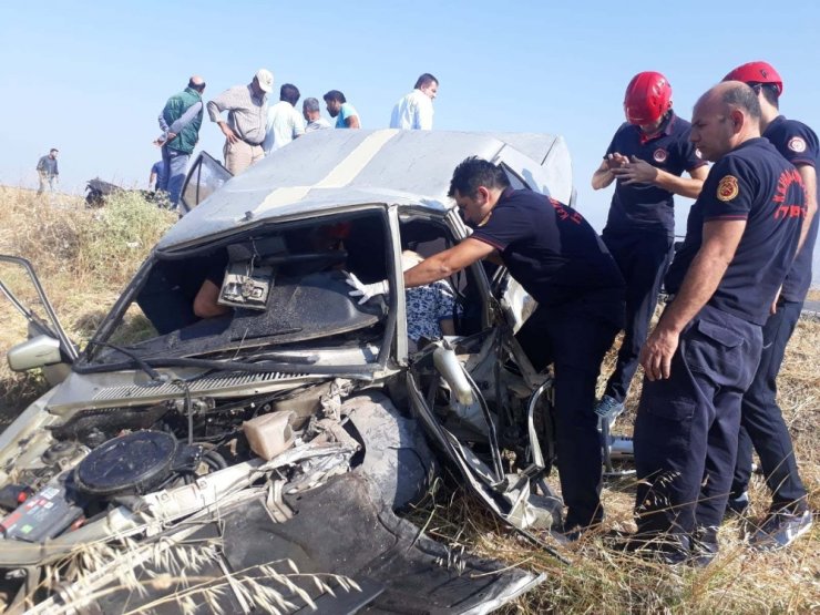 Otomobiller Kafa Kafaya Çarpıştı: 1 Ölü, 3 Yaralı