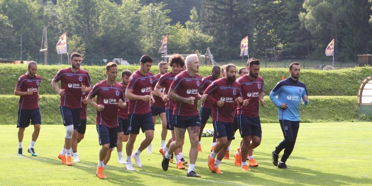 Trabzonspor’da Futbolcular Dereye Girerek Serinledi