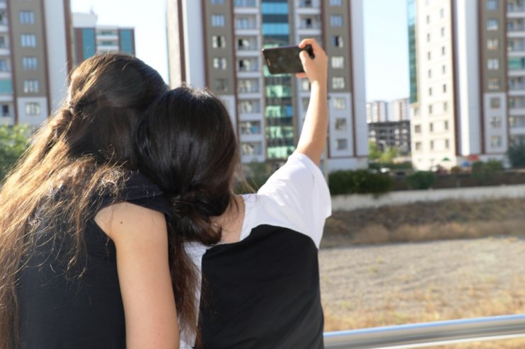Selfie Bencillik Duygusunu Tetikliyor