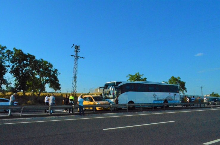 Yolcu Otobüsü Taksiye Çarptı: Trafik Durdu!