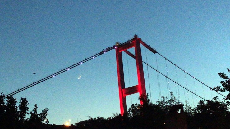 İstanbul Semalarında Duygulandıran ’Ay Yıldız’ Görüntüsü