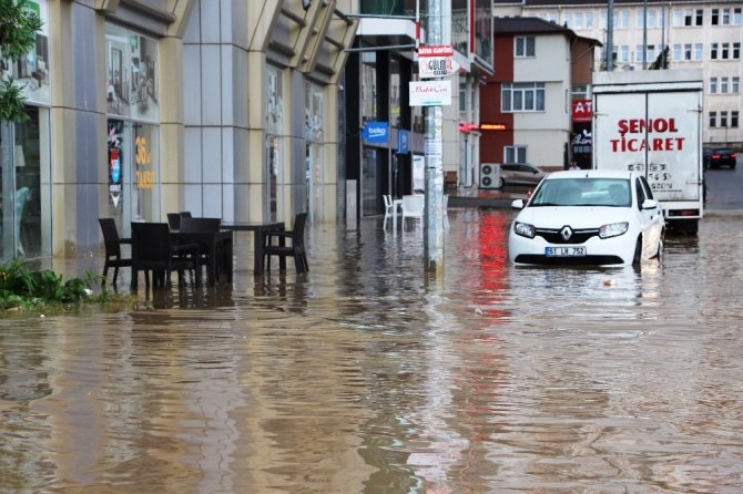 Trabzon’da Aşırı Yağış Rögarları Taşırdı