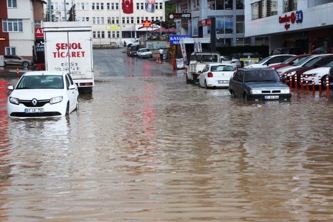 Trabzon’da Aşırı Yağış Rögarları Taşırdı