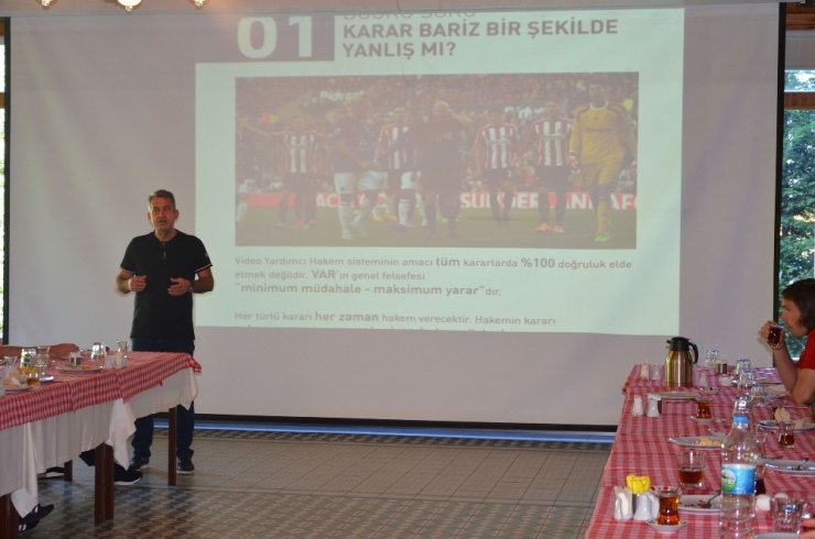 Sivasspor’da Futbolculara ’Var’ Eğitimi Verildi