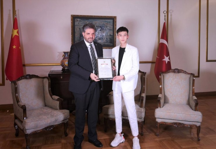 Çinli Şarkıcı "Türkiye Fahri Turizm Elçisi" Oldu